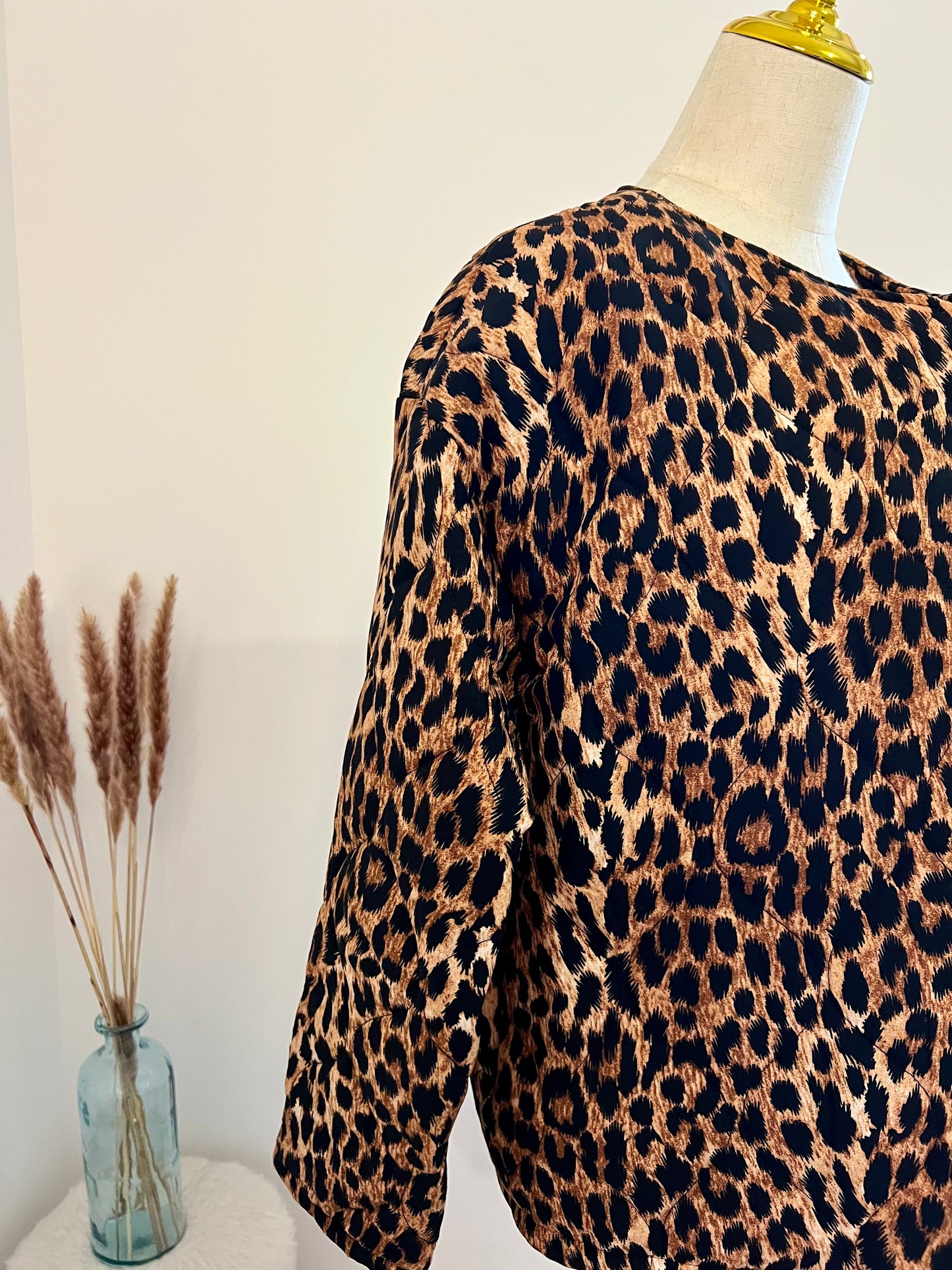 VESTE MATELASSEE LEOPARD FONCE